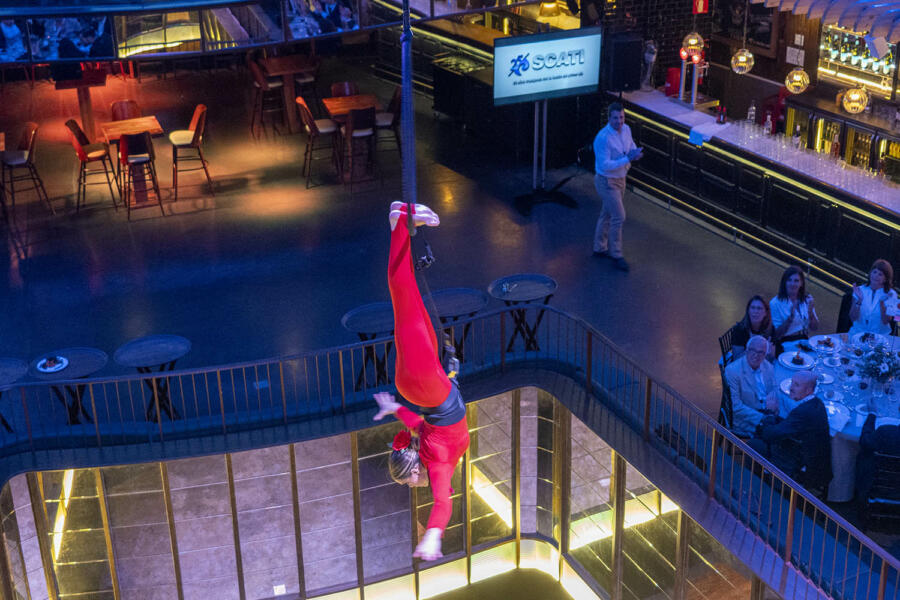 Espectáculo de acrobacias en el 25º aniversario de Scati.