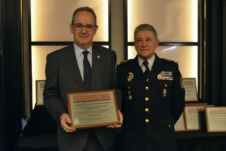 Antonio Pérez Turró y el comisario principal Juan Carlos Castro (Policía Nacional).