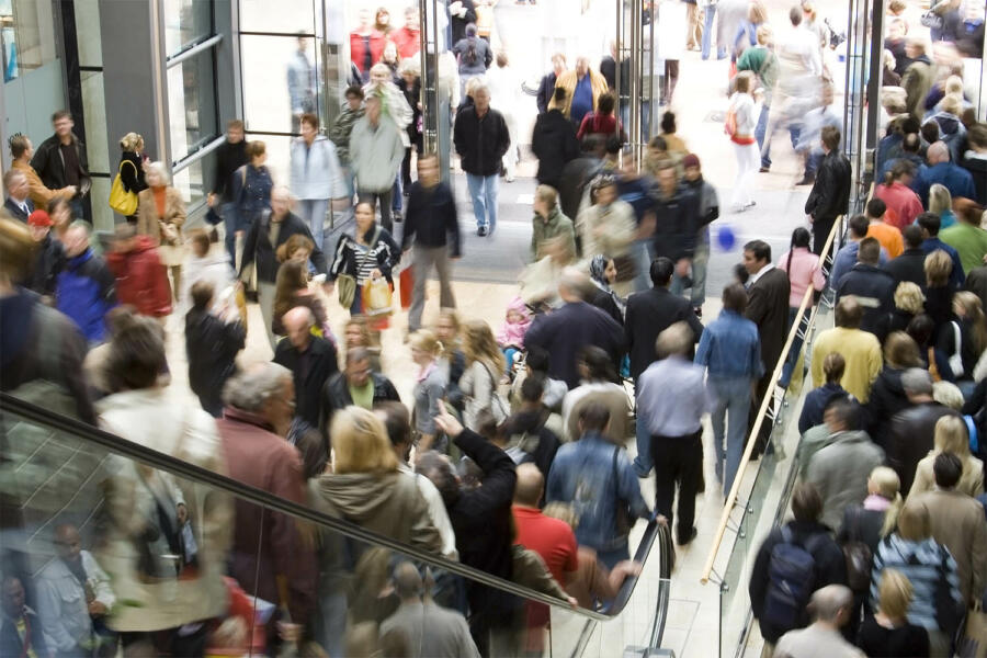 Multitud en un centro comercial.