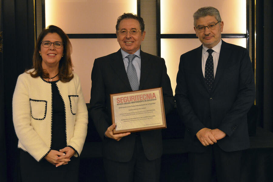 José Antonio Rodríguez (Ministerio del Interior), junto a Miguel Sánchez y Ana Borredá (Seguritecnia).