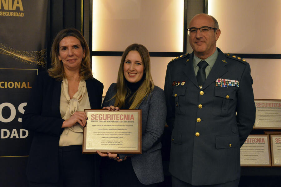 Teresa Fauquier y Carolina Torrijos (F24), junto al coronel Humerto Urruchi (Guardia Civil).