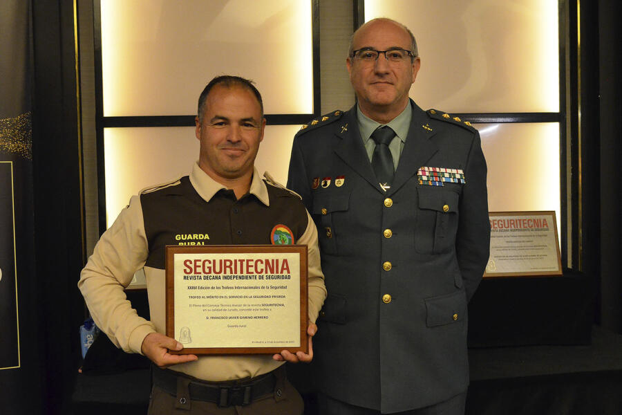 El guarda rural Francisco Javier Gimeno con el coronel Humberto Urruchi (Guardia Civil).