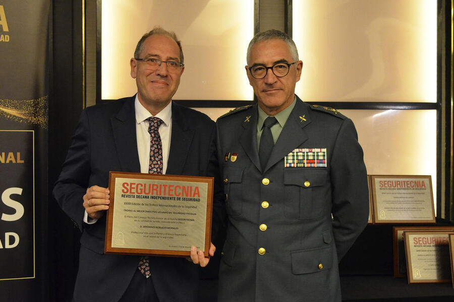 Jerónimo Robledo Morales y el general de Brigada Antonio Cortés (Guardia Civil).