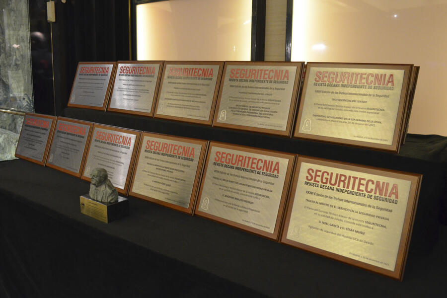 Placas de los Trofeos Internacionales de la Seguridad de 'Seguritecnia'.