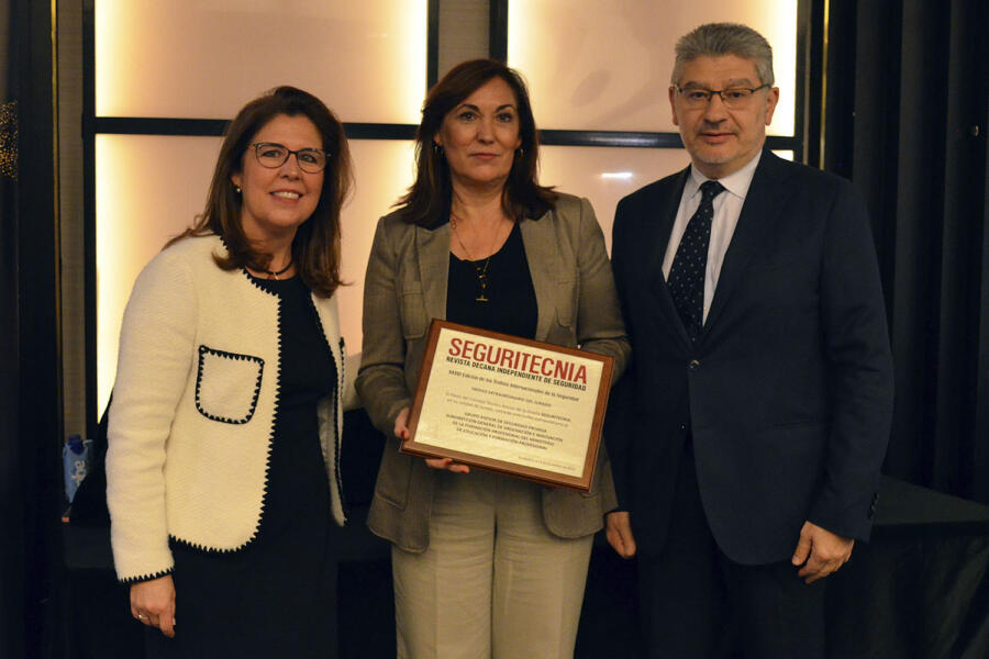 Clara Sanz (Ministerio de Educación, FP y Deportes), franqueda por Miguel Sánchez y Ana Borredá (Seguritecnia).