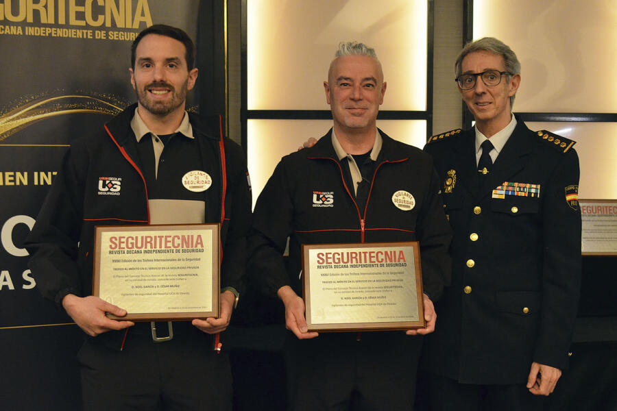 Los vigilantes Noel García y César Muñiz, junto a Manuel Yanguas (Policía Nacional).