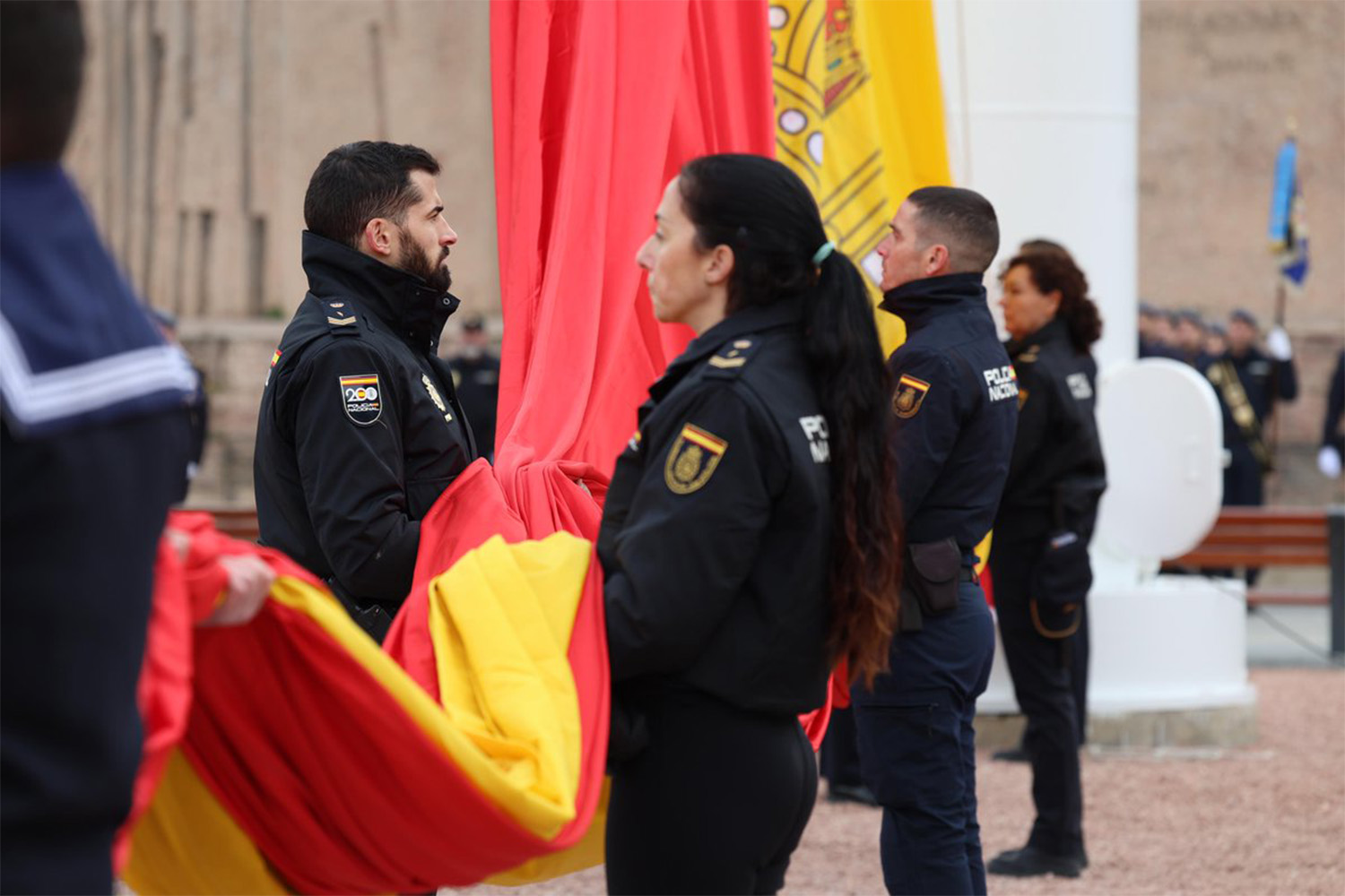 Izado de la bandera en acto de celebración de 200 años de historia de la Policía Nacional.