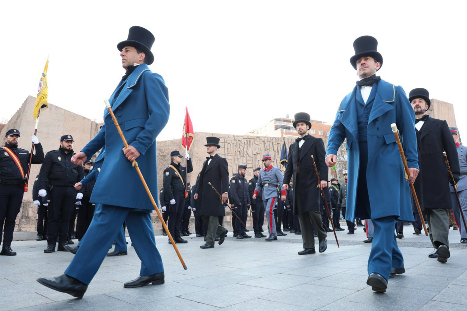 Desfile de uniformes antiguos durante la celebración del bicentenario de la Policía Nacional en la Plaza de Colón de Madrid.