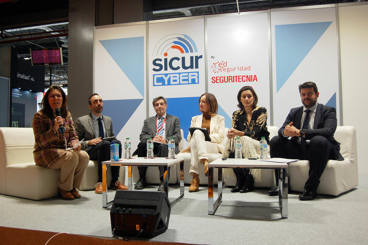 De izquierda a derecha: Ana Borredá (Grupo Borrmart y Fundación Borredá), Enrique González (‘Seguritecnia’ y ‘Red Seguridad’), el consultor e ingeniero Alfonso Bilbao, Elena de la Calle (DSN), Estefanía (CCN) y Ricardo López.