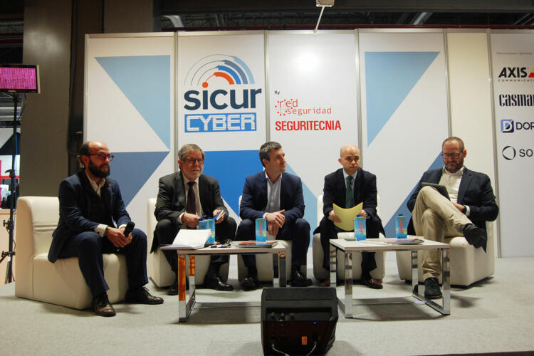 De izquierda a derecha: Raúl Aguilera (AEINSE), Ricardo Cañizares (AES), Enrique Bilbao (AEINSE), Óscar Morales (CEUSS) y Gustavo Frega (ISACA) en SICUR Cyber.