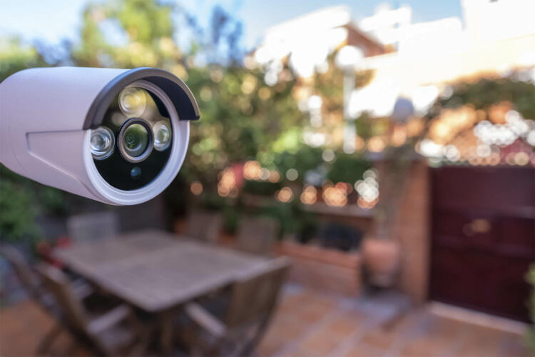 Cámara de videovigilancia instalada en un patio.