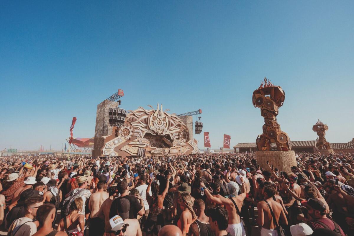 Público en Monegros Desert Festival 2024, uno de los eventos masivos coordinados en seguridad por Enric Cabezuelo en un entorno sin infraestructuras permanentes.