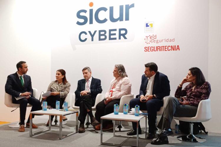 De izquierda a derecha: Enrique González Herrero, Mónica Mateos, Alfonso Bilbao, Mariano J. Benito, Ricardo López y Estefanía Linares en SICUR Cyber