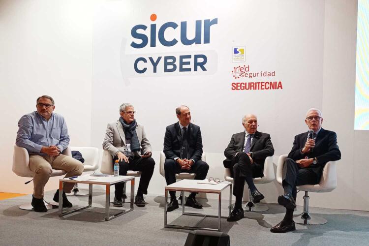 De izquierda a derecha: Alberto Tovar (CEUSS), Iván Ballesteros (ASIS), Íñigo Ugalde (AES), Carlos Vázquez (Foro Efitec) y César Álvarez (Fundación Borredá)