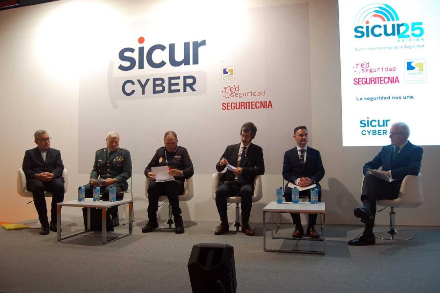 De izquierda a derecha: Eduardo Cobas (Aproser), Antonio Suárez (SEPROSE), Julio Camino (UCSP), Leandro Gobierno López (OCC), Ángel Flores Alviz (CNPIC) y César Álvarez (Fundación Borredá) en la mesa redonda ‘Horizonte normativo: La seguridad privada en las trasposiciones NIS 2 y CER’.