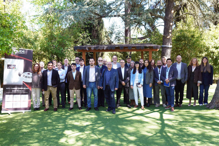 Foto del familia del primer Punto de Encuentro de Seguritecnia.