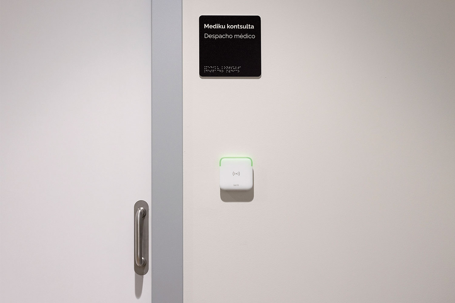 Solución de control de acceso en el Hospital MiKS.
