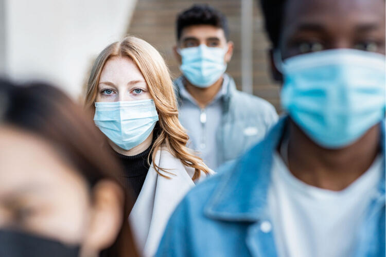 Personas con mascarillas.