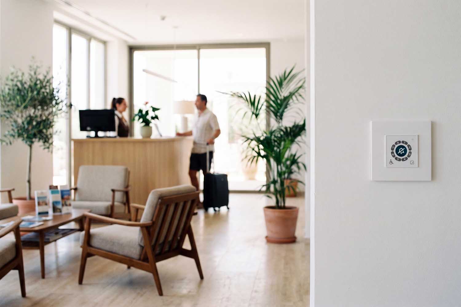 pulsador del kit KB-05 de Optimus para baños accesibles en la recepción de un hotel