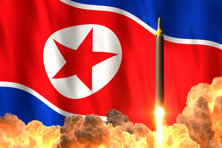 misil balístico con la bandera de Corea del Norte