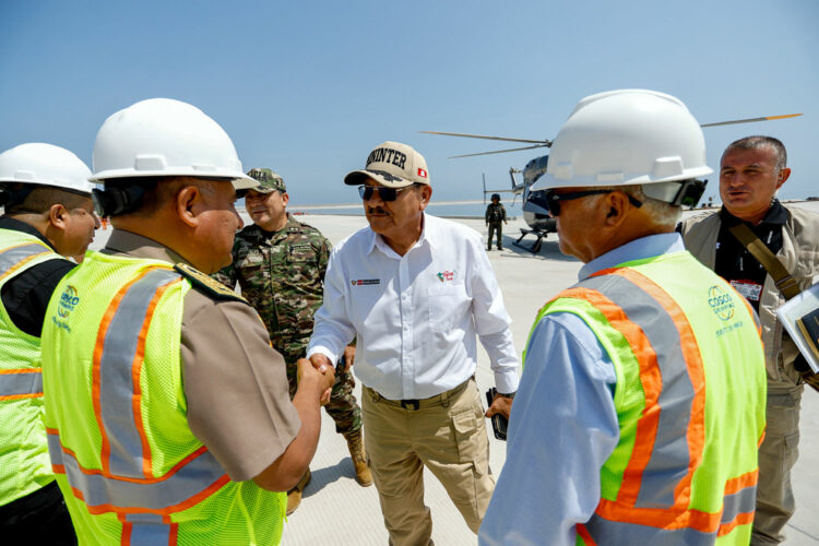 El ministro del Interior peruano, Walter Ortiz Acosta, a su llegada a las instalaciones del megapuerto de Chancay