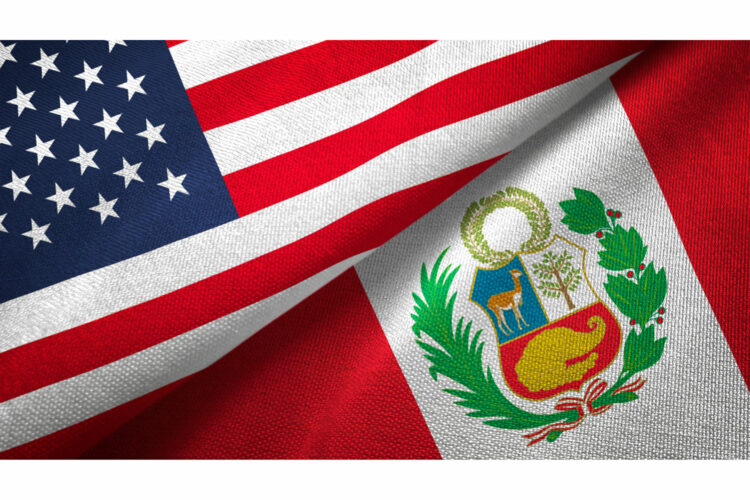 banderas de Estados Unidos y Perú