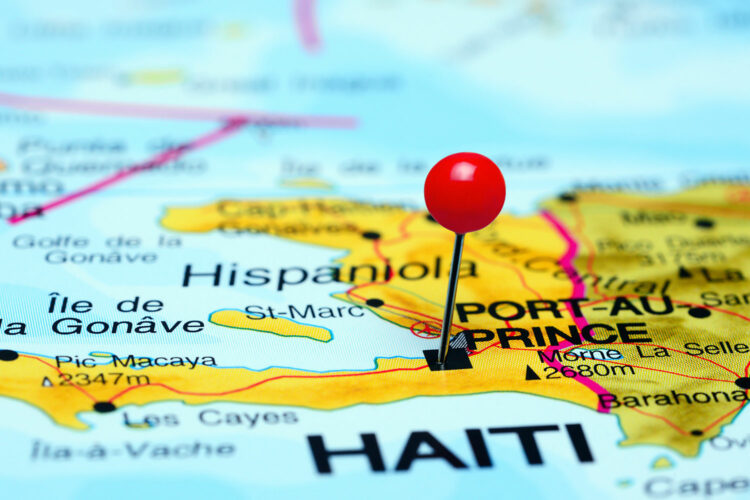 mapa de Haití con una chincheta señalando Puerto Príncipe