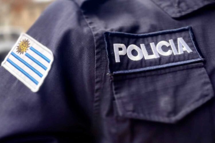 detalle del uniforme de un policía uruguayo